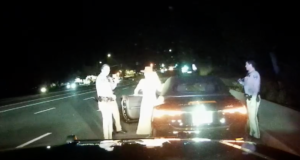 O vídeo mostra Britney Spears discutindo com a polícia e nega estar bêbada durante a prisão por DUI em março