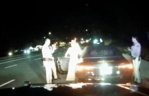 O vídeo mostra Britney Spears discutindo com a polícia e nega estar bêbada durante a prisão por DUI em março