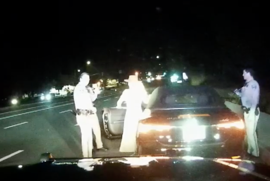 O vídeo mostra Britney Spears discutindo com a polícia e nega estar bêbada durante a prisão por DUI em março