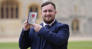 Luke Littler: Número 1 do mundo premiado com MBE pelo Príncipe William no Castelo de Windsor por suas contribuições ao esporte de dardos | Notícias sobre dardos