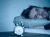 Este hábito comum de dormir pode dobrar o risco de ataque cardíaco
