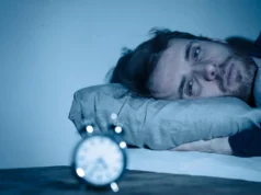 Este hábito comum de dormir pode dobrar o risco de ataque cardíaco