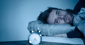Este hábito comum de dormir pode dobrar o risco de ataque cardíaco