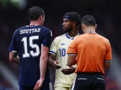 Dez de Curaçao viram a Escócia jogar em casa, com a equipe de Dick Advocaat sob pressão.