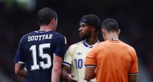 Dez de Curaçao viram a Escócia jogar em casa, com a equipe de Dick Advocaat sob pressão.