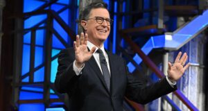 Stephen Colbert diz que ele e a equipe do ‘Late Show’ ‘tiveram que sair’ após o final: ‘Estou com as malas’