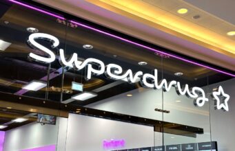 Superdrug anunciou seu primeiro serviço para trazer um maquiador até sua porta em apenas 30 minutos