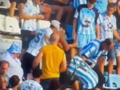 O direito de entrada é aplicado a quatro barras Racing para um ataque brutal no meio da partida