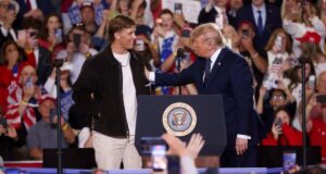 Os gigantes Abdul Carter limpam o ar com Jaxson Dart depois que QB aparece no comício de Trump