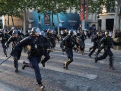 Apoiadores entram em confronto com a polícia em Paris após vitória do PSG, fogos de artifício, barricadas e prisão de centenas de pessoas