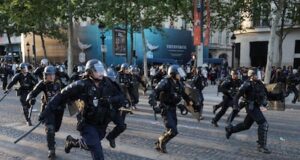 Apoiadores entram em confronto com a polícia em Paris após vitória do PSG, fogos de artifício, barricadas e prisão de centenas de pessoas