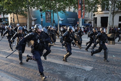 topshot-french-republican-security-corps-crs-compagnies-republicaines-de-securite-police-officers-ru.jpeg