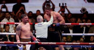 Usyk passou por momentos difíceis com uma lenda do kickboxing, mas um polêmico nocaute técnico o salvou de ficar invicto no Egito