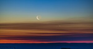 Vênus e uma lua crescente minguante roubam a cena após o pôr do sol em 18 de maio