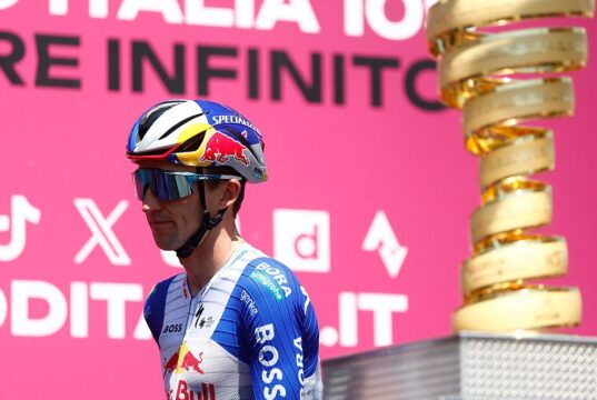 ‘Ainda estamos no caminho certo para terminar no pódio’ – Jai Hindley e Giulio Pellizzari lutam por novo objetivo na terceira semana do Giro d’Italia