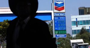 Newsom culpa a Chevron pelos problemas de preços dos combustíveis na Califórnia