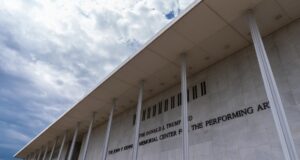 Nome de Trump será removido do Kennedy Center, ordena juiz