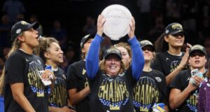 UCLA recompensa o técnico Cori Close com uma extensão de contrato