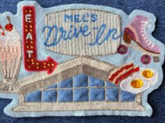 Sob a grande placa do Pinguim, o Mel’s Drive-In marca o fim da Rota 66