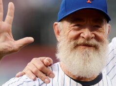 O Homem-Aranha estraga a noite de JK Simmons no jogo do Mets
