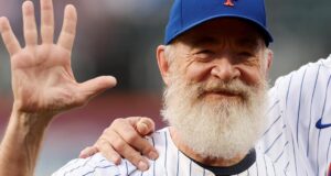 O Homem-Aranha estraga a noite de JK Simmons no jogo do Mets