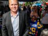 O candidato a prefeito de Los Angeles, Spencer Pratt, está causando grandes ondas, mas ele sabe nadar?
