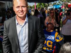 O candidato a prefeito de Los Angeles, Spencer Pratt, está causando grandes ondas, mas ele sabe nadar?