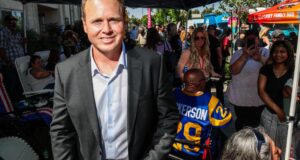 O candidato a prefeito de Los Angeles, Spencer Pratt, está causando grandes ondas, mas ele sabe nadar?