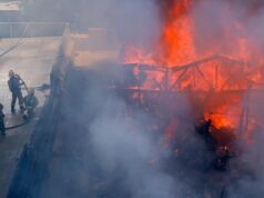 Um bombeiro ficou ferido em um incêndio em uma loja de material de escritório no centro de Los Angeles