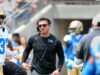 O técnico da UCLA, Bob Chesney, restaura as energias para o jogo festivo de primavera dos Bruins