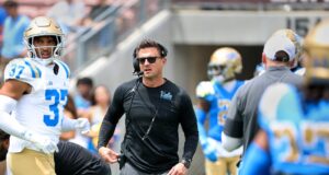 O técnico da UCLA, Bob Chesney, restaura as energias para o jogo festivo de primavera dos Bruins