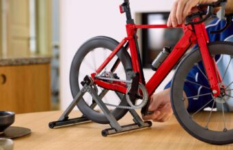 O conjunto Lego Road Bike é um modelo incrivelmente detalhado. É uma reminiscência de algumas das melhores bicicletas de estrada aerodinâmicas atualmente em exibição no Giro d’Italia.