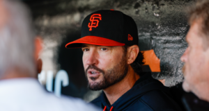 O técnico do Giants, Tony Vitello, destaca o “esforço” dos jogadores após a nona derrota em 11 jogos