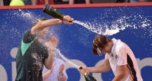Ignacio Buse foi o inesperado campeão do ATP 500 de Hamburgo e ainda precisou pedir ajuda para arrecadar champanhe