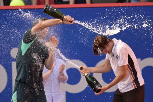 Ignacio Buse foi o inesperado campeão do ATP 500 de Hamburgo e ainda precisou pedir ajuda para arrecadar champanhe