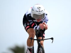 A nova configuração TT de Tadej Pogačar está finalmente completa com o grande novo capacete MET visto nas provas do Giro d’Italia.