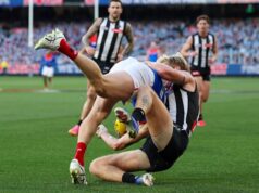 O atacante do Melbourne Demons, Brody Mihocek, foi levado ao hospital após sofrer uma lesão no pescoço