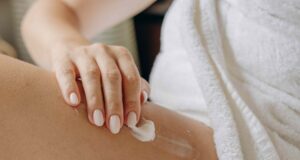 Esta loção corporal reafirmante dos fabricantes do Botox apertou meus braços enrugados em apenas 4 semanas