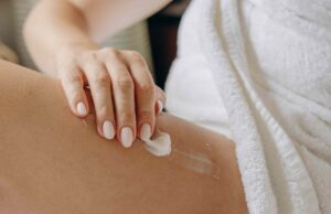 Esta loção corporal reafirmante dos fabricantes do Botox apertou meus braços enrugados em apenas 4 semanas