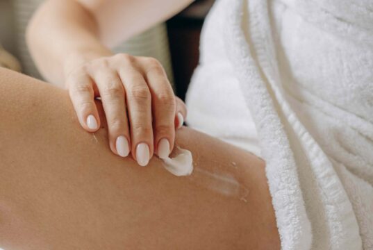 Esta loção corporal reafirmante dos fabricantes do Botox apertou meus braços enrugados em apenas 4 semanas