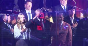 Trump nas finais da NBA, um pequeno grupo de estudantes grita o hino nacional. VÍDEO