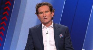 James Hird está respondendo aos apelos para se tornar o próximo treinador de Essendon