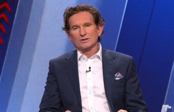 James Hird está respondendo aos apelos para se tornar o próximo treinador de Essendon