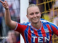 O atacante galês Ellis Hughes deixou o Crystal Palace em promoção.