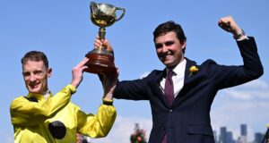 O técnico vencedor da Melbourne Cup enfrenta muitas acusações