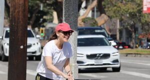 Jennifer Garner usa patinete para ajudar Violet, filha dela e de Ben Affleck, após lesão