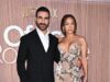 Jennifer Lopez quase tirou seu vestido floral sem alças ao ficar íntima de Brett Goldstein na estreia de ‘The Office’ em Nova York … depois de responder a rumores de namoro