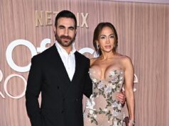 Jennifer Lopez quase tirou seu vestido floral sem alças ao ficar íntima de Brett Goldstein na estreia de ‘The Office’ em Nova York … depois de responder a rumores de namoro