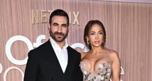 Jennifer Lopez quase tirou seu vestido floral sem alças ao ficar íntima de Brett Goldstein na estreia de ‘The Office’ em Nova York … depois de responder a rumores de namoro