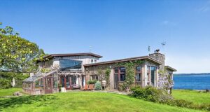Uma casa em uma ilha com cais privativo e estábulos na Irlanda do Norte está à venda por £ 1,15 milhão